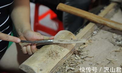 农村小伙种植300亩沉香树,成材要经剥皮火烧,一毫升能卖千元